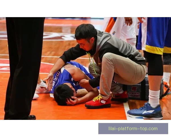 穆迪伤退接受医疗救治 双方球员泪水盈眶全场陷入沉寂